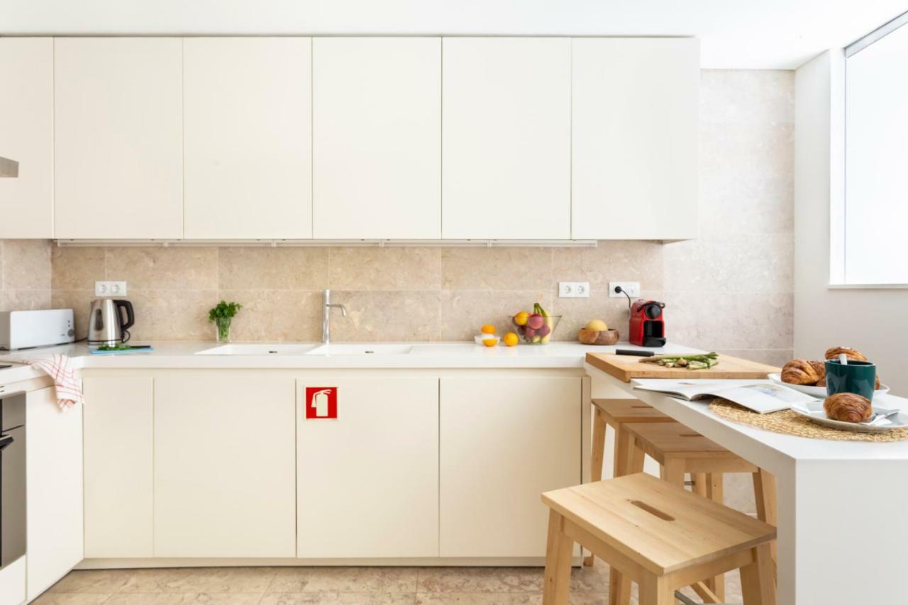 Altido Bright And Elegant 1Br Home With Workspace And Huge Terrace In Pena, Close By Viewpoint Lisboa Exteriör bild