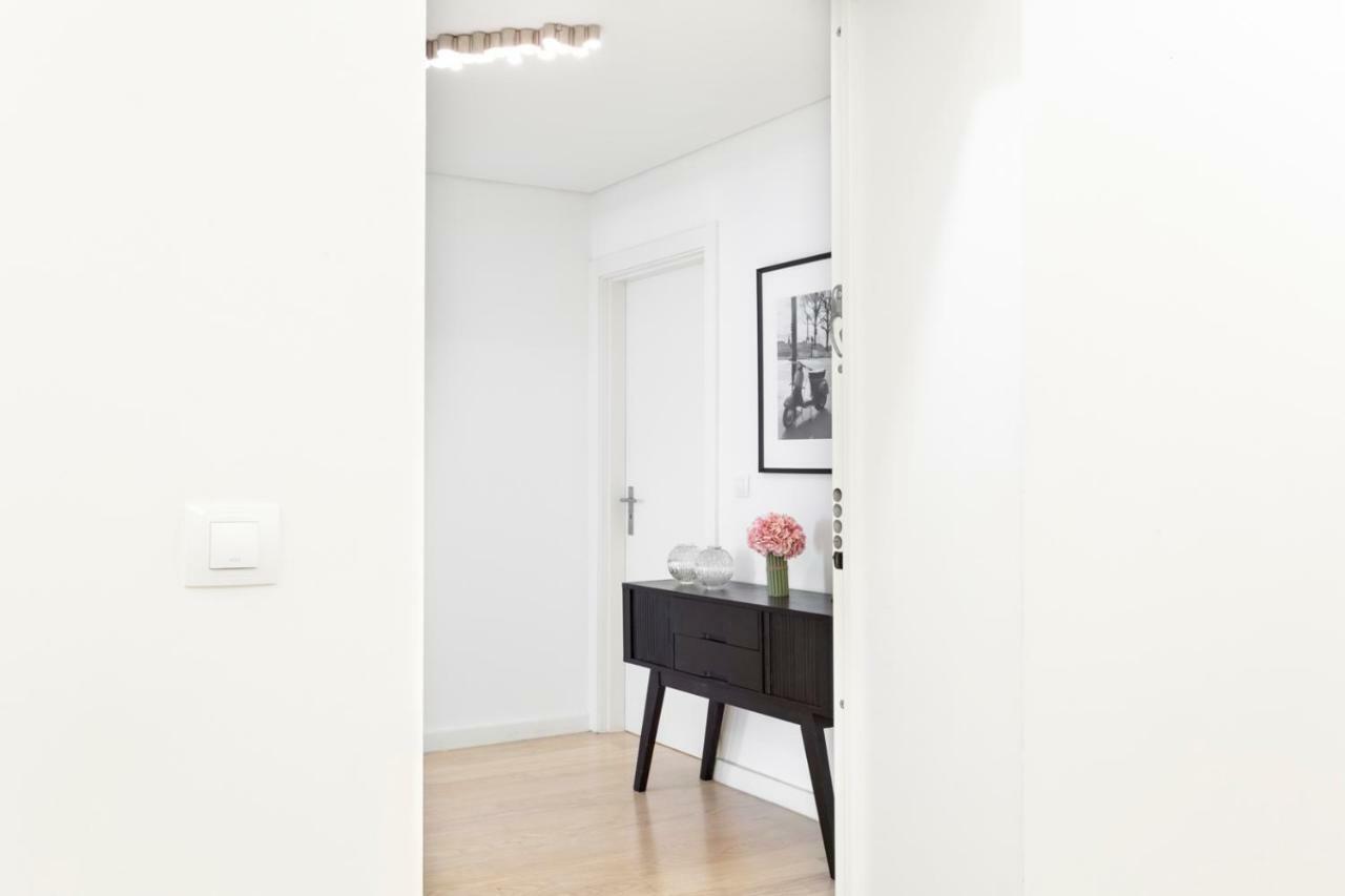 Altido Bright And Elegant 1Br Home With Workspace And Huge Terrace In Pena, Close By Viewpoint Lisboa Exteriör bild