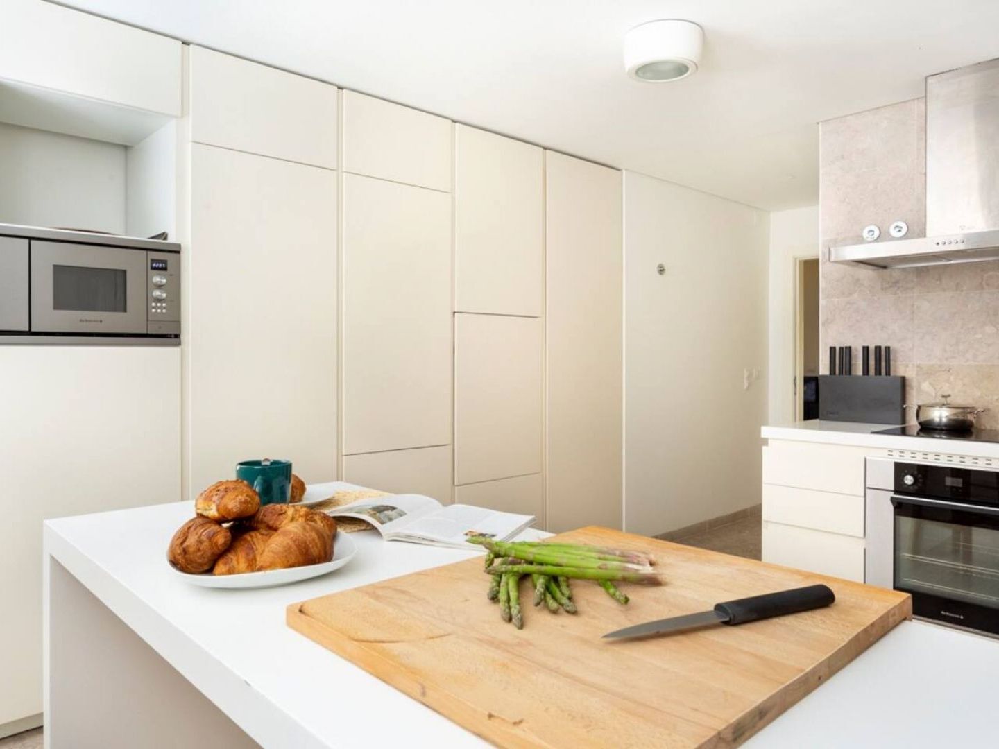 Altido Bright And Elegant 1Br Home With Workspace And Huge Terrace In Pena, Close By Viewpoint Lisboa Exteriör bild