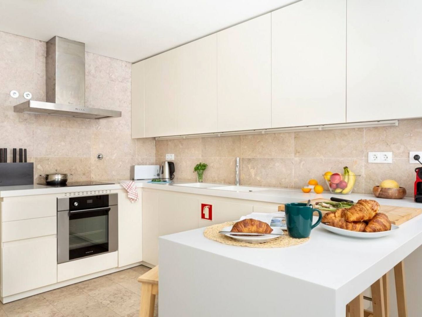 Altido Bright And Elegant 1Br Home With Workspace And Huge Terrace In Pena, Close By Viewpoint Lisboa Exteriör bild